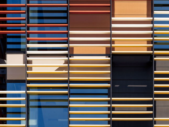Terra-cotta sun shading offers transparency and dynamism for Australian business school