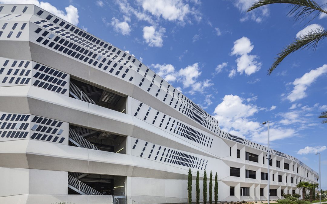 Parking garage receives razzle-dazzle camouflage-inspired cladding